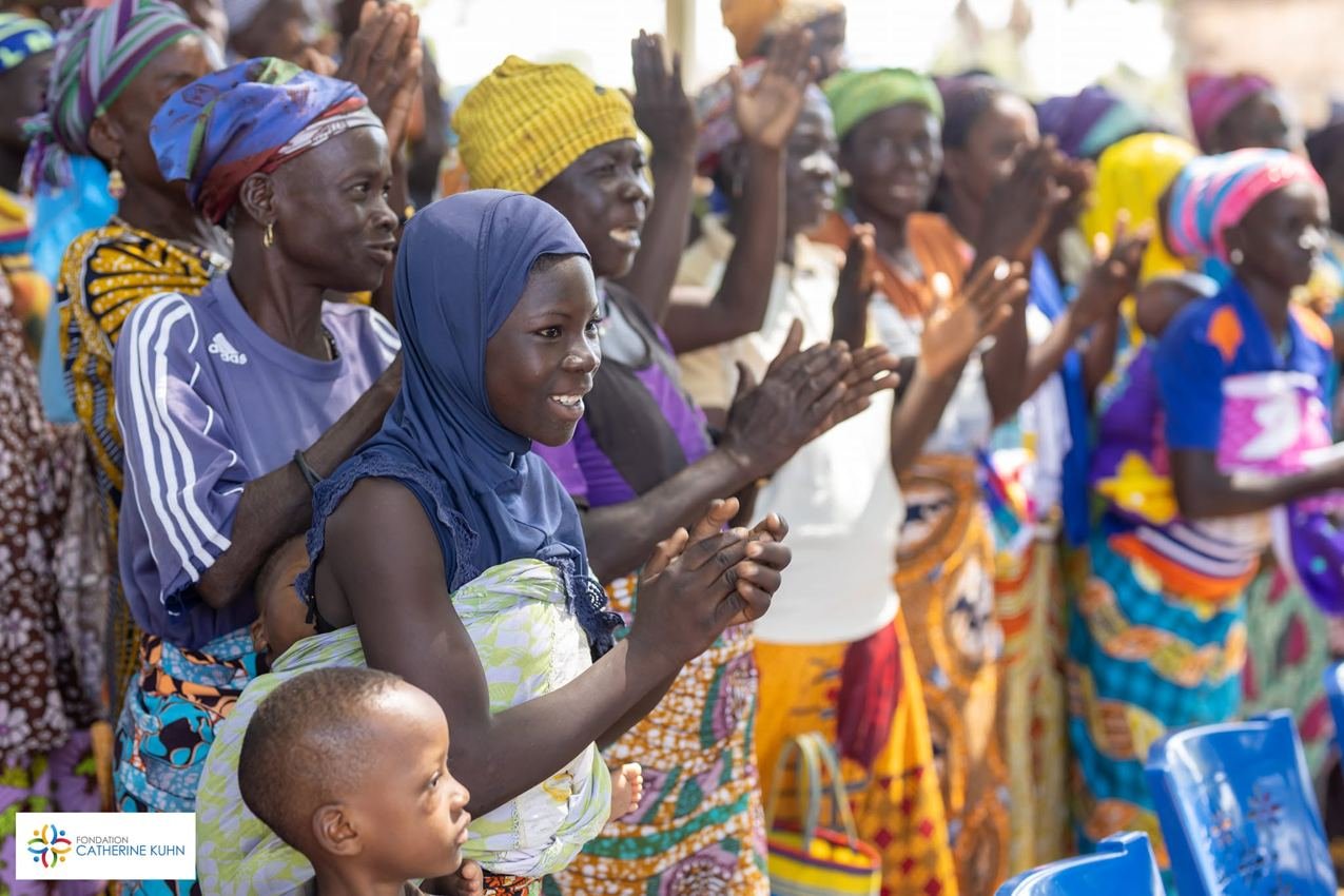 Women and children gathered during the solidarity initiative.