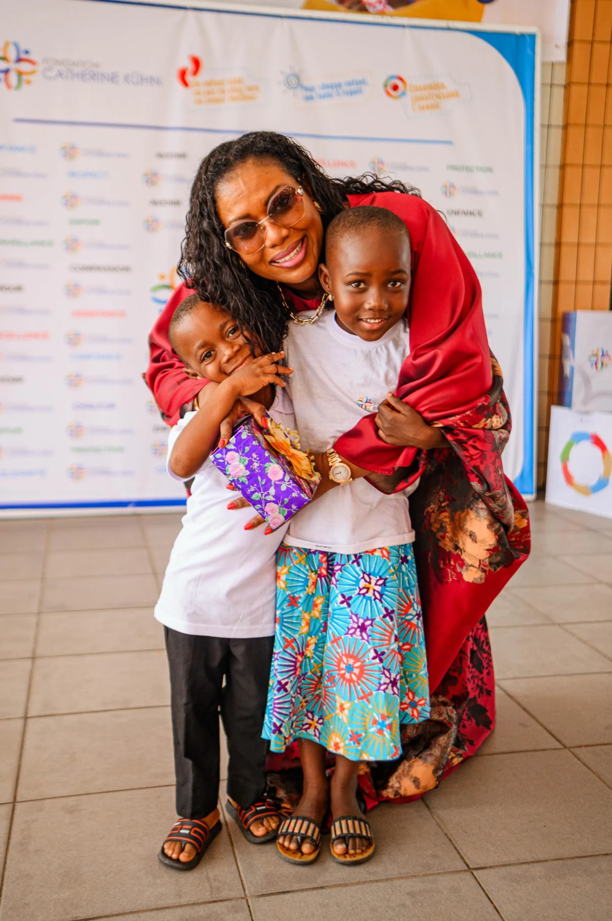 Manuella Santos alongside two children