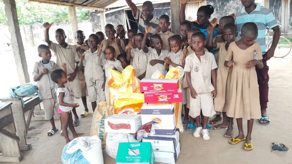 Des enfants réunis autour de denrées alimentaires